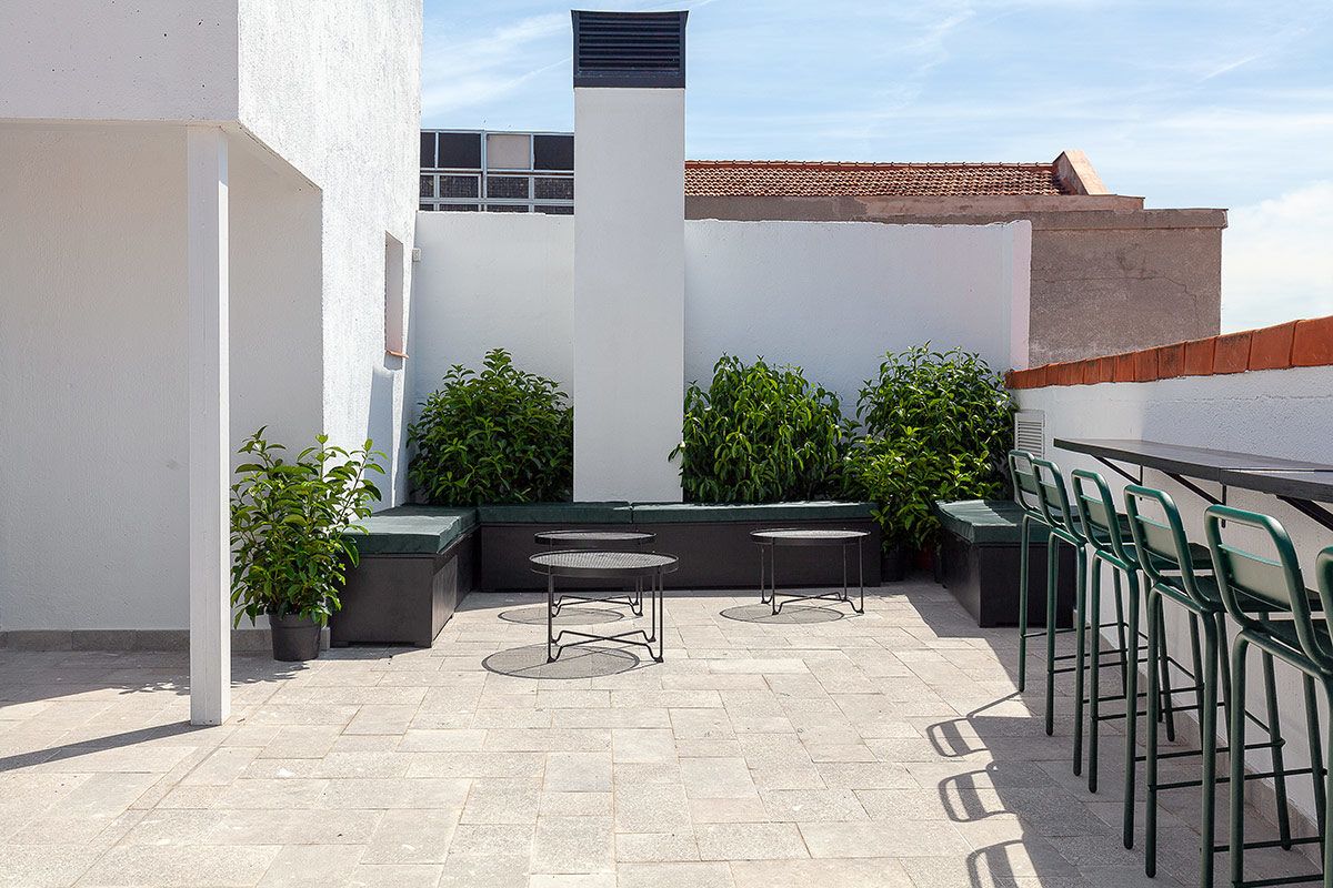 Asientos_terraza_hostel_2060_madrid-1-1200x800-1